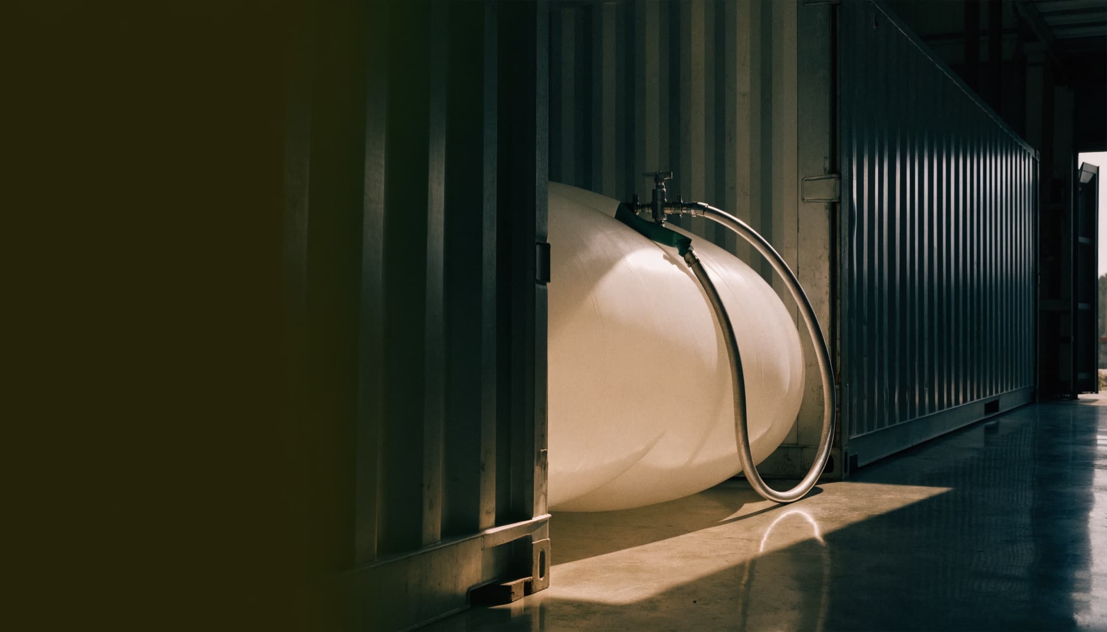 Vanne et raccord alimentaire d'un flexitank en conteneur